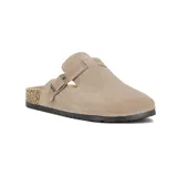 Zueco de gamuza color nude, con diseño de punta cerrada y una tira ajustable con hebilla metálica. Presenta una base de corcho y suela de goma negra.