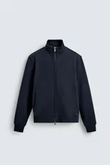Sudadera regular fit azul marino con cuello subido, cierre frontal con cremallera de doble dirección, bolsillos frontales de vivo y mangas largas.