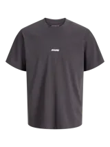 Remera de manga corta color gris oscuro, cuello redondo y calce holgado, con un pequeño estampado frontal con la inscripción "core" en el centro del pecho.