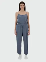 Mono celeste con breteles finos, corte holgado y cintura elastizada con cordón ajustable.