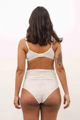 Bombacha maternal de algodón color beige melange, de tiro alto con faja delantera diseñada para el embarazo y postparto, con terminación delicada en las piernas.