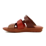 Sandalias de cuero color suela y marrón, con diseño de tres tiras cruzadas en el empeine y tira ajustable con velcro en el talón. Cuenta con suela plana y cómoda.