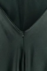 Vestido largo de satén verde oscuro con cuello halter y lazada en el mismo tejido en la parte posterior, diseño sin mangas y espalda descubierta.