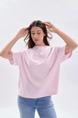 Remera de manga corta en color rosa con efecto lavado, de corte holgado y cuello redondo.