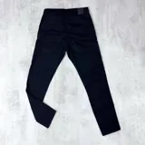 Pantalón de vestir negro de gabardina, corte slim fit.