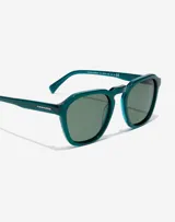 Gafas de sol Hawkers modelo Blackjack, unisex, con montura cuadrada color verde esmeralda y lentes verdes.