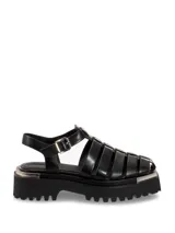 Sandalia negra de cuero con tiras entrecruzadas, punta cuadrada, plataforma con suela track y detalle metálico en puntera y talón.