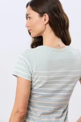 Remera de manga corta y cuello redondo, confeccionada en algodón con diseño de rayas horizontales en tono beige, rosado y azul marino.