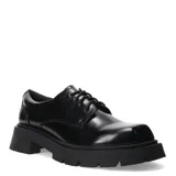 Zapato de mujer estilo oxford o derby, color negro charol, con cordones y plataforma gruesa dentada.