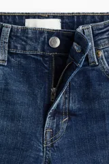 Jean de corte bootcut con cinco bolsillos, confeccionado en denim con leve stretch. Presenta cintura clásica, cierre con botón y raya planchada tanto en el frente como en la parte trasera.