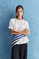 Remera de manga corta blanca, con cuello redondo y calce relajado.