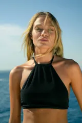 Top negro de tela de toalla con tiras de tricot a tono, regulable en cuello y espalda.