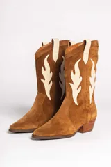 Bota estilo texana de gamuza color marrón, con diseño de apliques en forma de llamas en color crema y taco de madera.