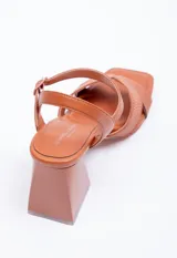 Sandalia alta de símil cuero negro con taco geométrico de 7.5 cm. Posee tiras cruzadas en el empeine con diseño pespuntado y tira ajustable con hebilla en el tobillo.