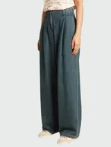 Pantalón de jean azul con pinzas, corte ancho y tiro alto.