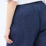Pantalón jean de tiro bajo con corte ancho y pierna recta. Presenta un diseño de cinco bolsillos, cierre frontal y un cordón ajustable en la cintura.