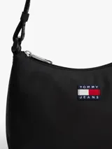 Cartera de hombro tipo baguette de Tommy Jeans, color negro, con cierre de cremallera y correa ajustable de tejido trenzado. Presenta el parche distintivo de la marca en la parte frontal.