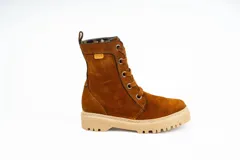 Bota de caña media confeccionada en gamuza negra, con sistema de acordonado frontal mediante ojales metálicos dorados y suela de goma dentada tipo track.