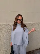 Pantalón de corte recto y holgado, confeccionado en tejido de algodón y poliéster, con cintura elástica.