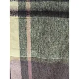 Bufanda rectangular de tejido grueso con diseño de cuadros en tonos azul, naranja, gris y beige, terminada con flecos en los extremos.