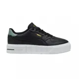 Championes Puma modelo Cali Court, color negro con suela de plataforma blanca. Presenta detalles en verde pastel en el talón y logo de la marca en dorado en el lateral y la lengüeta.