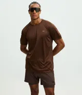Remera deportiva de manga corta con cuello redondo, confeccionada en tejido técnico de poliéster con tecnología de secado rápido. Presenta recortes laterales en poliamida y detalles reflectantes.