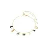 Gargantilla con baño en tono oro y múltiples dijes colgantes, incluyendo una luna, un símbolo del infinito, un trébol, un ojo turco y una perla de cristal.