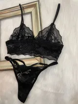 Conjunto de lencería compuesto por un top bralette de encaje con breteles regulables y una tanga colaless regulable con detalles de tiras.