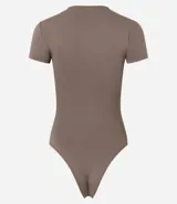 Body de cuello redondo y manga corta, confeccionado en tejido de poliamida con elastano. Presenta un diseño liso y ajustado al cuerpo con cierre en la entrepierna.