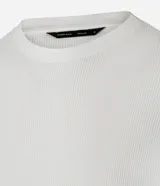 Remera de manga larga color blanco, confeccionada en tejido waffle texturizado, con cuello redondo y corte regular.