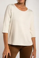 Remera color arena de corte recto y mangas 3/4.