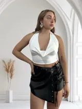 Top blanco con escote halter y espalda descubierta.