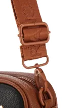 Bandolera compacta Terrano de color verde menta, confeccionada en símil cuero. Cuenta con cierre superior, herrajes metálicos plateados, tira ajustable al tono y detalle de logo metálico en el frente.