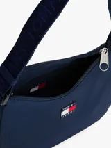 Cartera de hombro tipo baguette de Tommy Jeans, color azul marino, con cierre de cremallera y correa ajustable de tejido trenzado. Presenta el parche distintivo de la marca en la parte frontal.