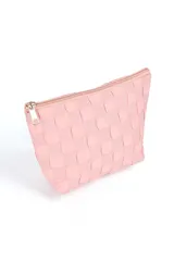 Necessaire de mano color rosa claro con diseño acolchado y textura tejida en patrón de cuadros. Posee cierre superior metálico.