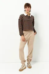 Pantalón de jogging negro de algodón con interior de felpa, bolsillos laterales, cintura elástica y puños ajustados.