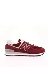Championes urbanos New Balance modelo 574, color bordó con detalles en gris y blanco, confeccionados en gamuza y malla, con el logo "N" característico en los laterales y entresuela ENCAP.