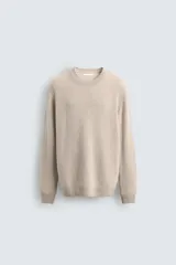 Jersey azul de punto con cuello redondo y manga larga. Tejido en mezcla de lana y acabado en rib.