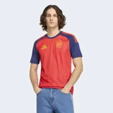 Camiseta de fútbol Adidas de la selección de España, primera equipación 2026. Diseño en color rojo con mangas y detalles en azul, con rayas verticales sutiles y el escudo de la selección en el pecho.