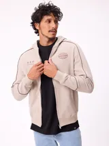 Canguro gris con capucha, cierre frontal completo y bolsillos tipo canguro. Presenta detalles de líneas blancas en las mangas y estampados gráficos en el pecho.