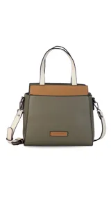 Cartera de mano y hombro color negro, de material símil cuero con textura granulada. Diseño estructurado con asas superiores y correa ajustable y desmontable para llevar cruzada. Presenta un pequeño aplique rectangular con logo en la parte frontal inferior.