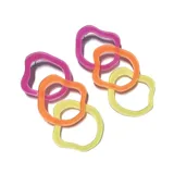 Par de aros colgantes con eslabones irregulares de acrílico en colores fucsia, naranja y amarillo.