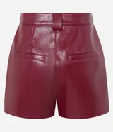 Short pollera de tiro medio confeccionado en poliuretano con acabado símil cuero. Presenta diseño de corte recto, cierre frontal con cremallera, trabillas para cinturón y dos bolsillos delanteros con solapa.