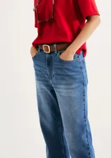 Pantalón de jean celeste de corte recto y cintura alta.