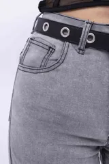 Pantalón de jean gris claro, de corte recto y tiro alto.