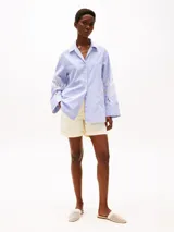 Pantalón corto color crema, de corte amplio, con dos bolsillos laterales y dos bolsillos traseros.