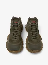 Botín de trekking color verde militar, confeccionado en piel vacuna y tejido de poliéster reciclado con membrana GORE-TEX. Cuenta con plantilla reciclada OrthoLite y suela Vibram Ecostep.