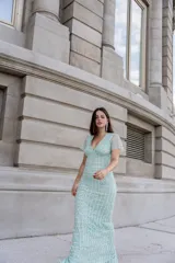 Vestido largo de microtul color verde agua, con escote en V, mangas cortas y diseño completamente bordado con piedras y lentejuelas formando un patrón geométrico.
