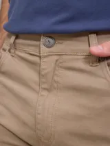 Bermuda de hombre color azul marino, confeccionada en sarga con 5 bolsillos. Composición: 98% algodón y 2% elastano.