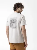 Remera de manga corta Merrell color gris claro, con cuello redondo y logo pequeño estampado en el pecho.